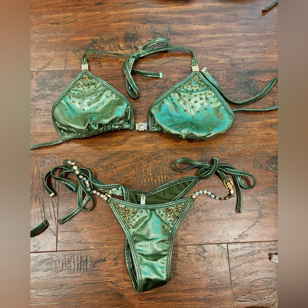 MEDIUM BIKINI POSING SUIT